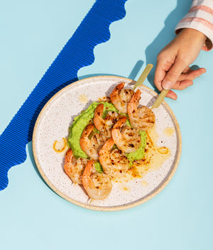 Brochettes de crevettes à l’orange et purée de pommes de terre aux petits pois